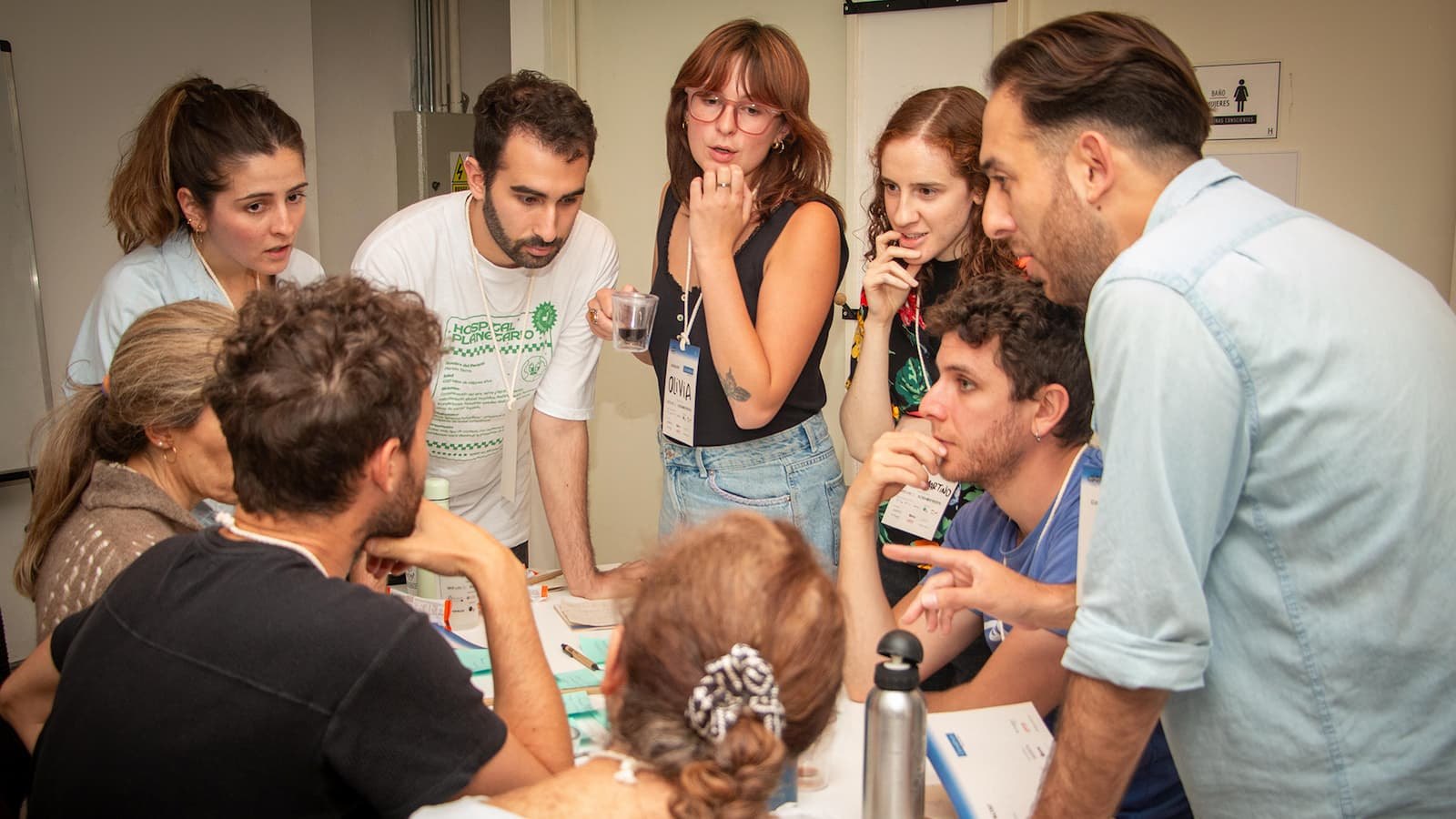 Un grupo alrededor de una mesa en Huerta